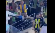 Supercoppa araba, pazzesco: calciatore preso a frustate da un tifoso, aveva reagito alle offese - Video