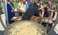 Il risotto alla parmigiana all'ombra della Pilotta conquista i goliardi parmigiani (e non) - Le foto