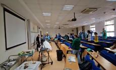 Medici ballano con Gioca Jouer di Cecchetto durante un'autopsia. Ora rischiano provvedimenti disciplinari