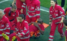 N'dicka si accascia sul campo durante Udinese-Roma. I giocatori sospendono la partita. I medici: "Non ha avuto un infarto". De Rossi: "Bene, bene"