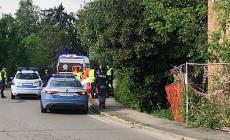 E' morto l'uomo trovato agonizzante sul ciglio della strada: indagini della Scientifica