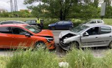 Via Europa nel caos, due incidenti (quasi contemporanei) sulla stessa strada: un'auto si ribalta e un frontale 
