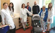 Mattia e gli amici donano fasciatoio e passeggino per i piccoli della Neonatologia del Maggiore