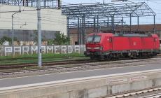 Stazione di Reggio Emilia, gran brutta scritta che nessuno ha ancora tolto