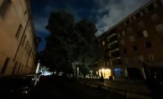 Una notte con una fetta del centro storico immersa nel buio: illuminazione pubblica "spenta" -Foto