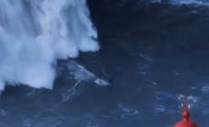 Surf, Sebastian Steudtner cavalca l'onda più grande di sempre - Il video