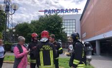 Incendio al Panorama, evacuato l'edificio: le fiamme partite dal controsoffitto, tutto l'interno invaso dal fumo