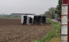 Camion esce di strada e si ribalta nel campo a Casale di Felino