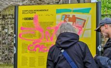 I vandali deturpano il cartellone informativo sul Complesso della Pilotta
