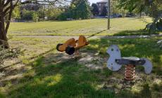 Giochi in cattive condizioni al parco Daolio di Fognano