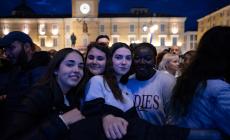 Piazza Garibaldi gremita per il concerto di Dargen D'Amico