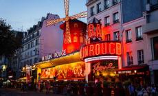 Parigi, cadute le pale del Moulin Rouge, nessun ferito 