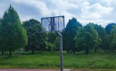 Parco di via Oradour: da luglio dell'anno scorso il tabellone del campetto da basket &egrave; in queste condizioni