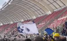I tifosi suonano la carica per i crociati al "San Nicola" - Video dalla curva 
