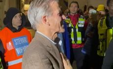 "Portaci in Europa...!": il presidente Krause accolto dai tifosi all'aeroporto Verdi. E in piazza la gente lo porta in trionfo - Foto Video