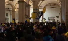Fumogeni, cori e tanta gioia: in piazza Garibaldi l'estasi sotto il diluvio. "Invasione di campo"... sotto i Portici del Grano - Video