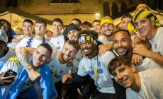 Nelle strade e nelle piazze, nei locali e nei parchi: la gioia dei tifosi del Parma &egrave; incontenibile - Fotoracconto 