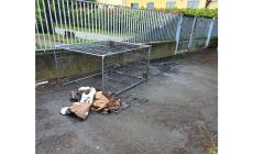 Davanti alla scuola materna Tartaruga, in via Newton, un carrello e alcuni cartoni andati a fuoco
