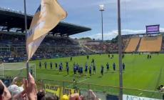 "Ce ne andiamo in serie A": i giocatori sotto la curva- Video