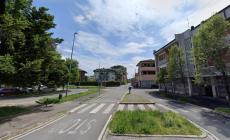 Ferisce gravemente, accoltellandola, la convivente e appicca il fuoco, poi fugge. Ricercato un 66enne