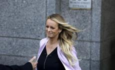 La ex pornostar Stormy Daniels conferma in aula: "Feci sesso con Donald Trump. Mi offrirono 130mila dollari per tacere"