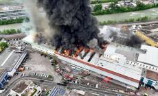 A Bolzano grande incendio alla Alpitronic, l’azienda leader delle colonne di ricarica per auto elettriche: chiuso lo spazio aereo sopra la città 