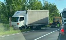 Camioncino fuori strada in via Mantova: molte code per le operazioni di soccorso