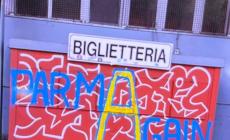 Reggio, imbrattata la biglietteria del Mirabello: foto