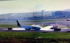 Non si apre il carrello,  l'atterraggio d'emergenza "strisciando" di un aereo a Istanbul - Video