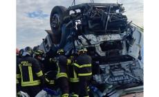 Piacenza, camion con acido travolge auto, un morto e 7 intossicati. Il camion  aveva carico di acido paracetico 