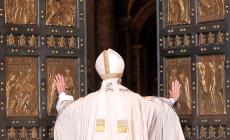 Il Papa indice l'Anno santo 2025 e chiede amnistie e condoni di pena: "aprirò una Porta Santa in un carcere"
