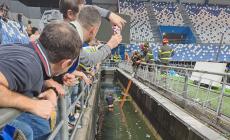 Alla fine del derby con la Reggiana un tifoso parmigiano &egrave; sceso nel fossato per cercare di recuperare il suo telefonino