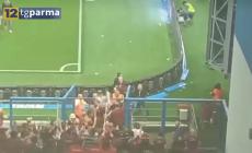Derby: tensione a fine gara, gruppo tifosi reggiana entra in campo da un varco - Video