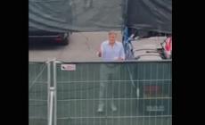 George Clooney ai fan che gli fanno gli auguri per il suo compleanno: "Sono vecchio" - Video