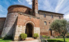 La Madonna  con tre mani. Nella chiesetta di San Galgano,  nel Senese, dove si trova anche  la &laquo;spada nella roccia&raquo;  - FOTO