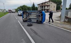 Auto si ribalta in mezzo alla strada: paura, danni ma ferite lievi per il conducente