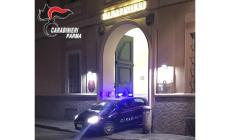 Gli scippa il telefono e gli ruba il monopattino: 200 euro per riaverli. Denunciato 50enne