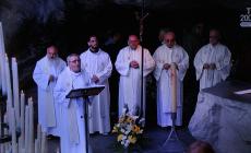 Don Renato recita il rosario in diretta da Lourdes in diretta su Tv2000