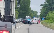 Auto si ribalta  in via Burla,  problemi al traffico