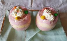 Semplici coppette  fragole e pesche, il dolce della stagione