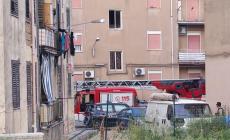 Accoltella moglie e i due figli e si barrica in casa (poi si arrende): i due fratellini sono in gravi condizioni