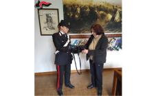 Perde un borsello con dentro 2600 euro, lo trova un salsese che  lo consegna ai carabinieri.  Rintracciata la proprietaria grazie allo scontrino della parrucchiera