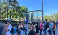 Coda lunghissima dalla Galleria Bassa dei Magnani fino al ponte di Mezzo per comprare libri "a peso" - Video