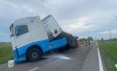 Un tir esce di strada e si ribalta in via Burla. La strada resta chiusa almeno fino alle 23