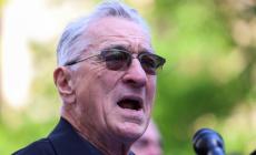 Robert De Niro attacca Trump fuori dal tribunale dove si svolge il processo al tycoon: "E' colpevole. Deve andare in galera"