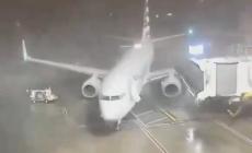 Il Boeing strappato dal gate dalle fortissime raffiche di vento - Video