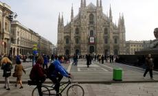 Cade dalle scale di un noto locale in piazza Duomo a Milano, in coma