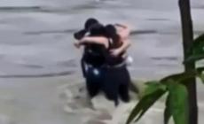 Tre giovani abbracciati contro la piena del Natisone- guarda il video