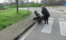 Via Voltini, attraversamento ciclopedonale all’incrocio con via Sidoli: il gradino è una barriera architettonica - foto