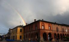 Spettacolo della natura a Zibello, l'arcobaleno sopra palazzo Pallavicino